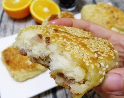 平底锅煎的芝麻香酥饼,做法简单,外脆里嫩,明天早上就吃它!
