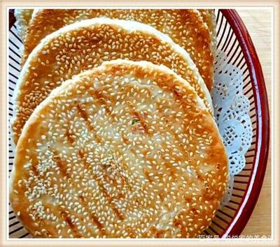 想吃芝麻香酥饼?跟着这个方法做,外酥里软层次多,凉了也不硬!