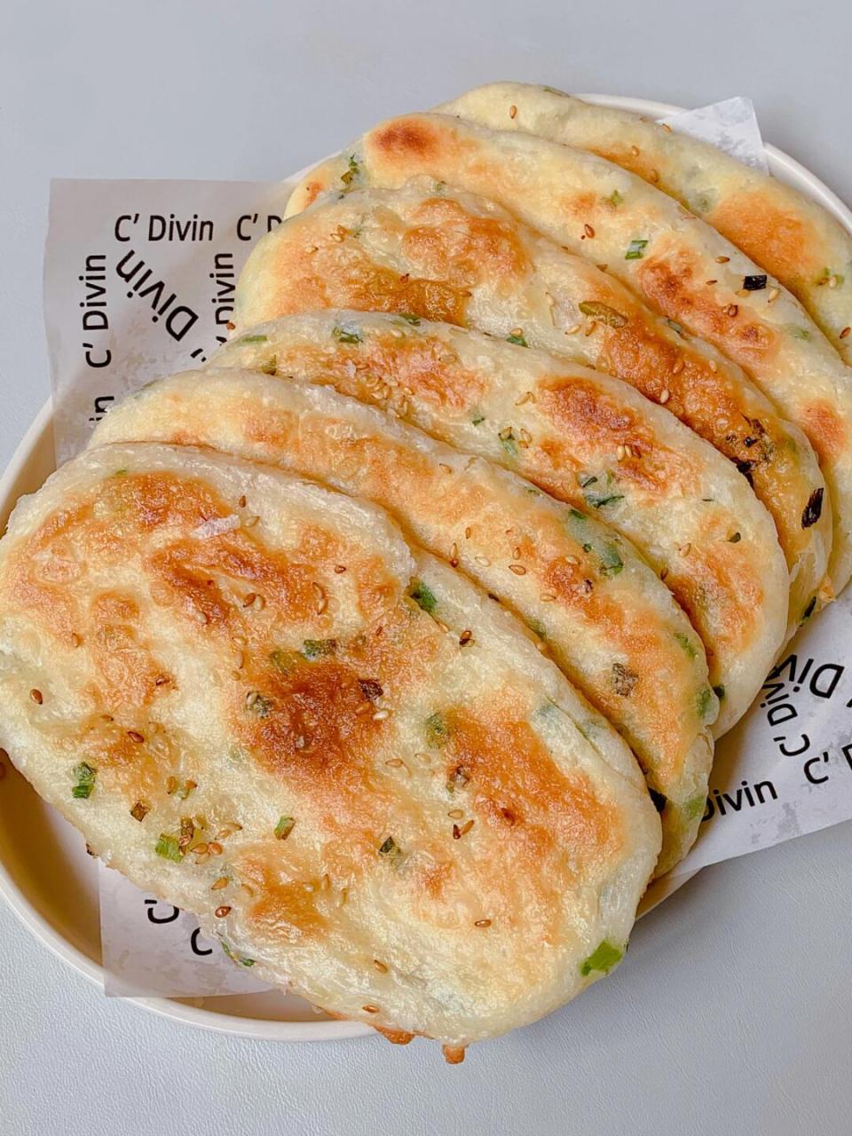 敲好吃的发面葱花香酥饼来啦～外酥里软,带着浓郁的葱香,咬上一口,别